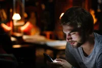 Mannen wantrouwen influencers, maar luisteren toch