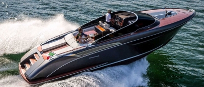 Razendsnel het water door in de Riva Rivamare Speedboat!