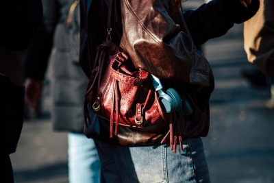 Mannen mogen eindelijk een tas dragen zonder uitleg