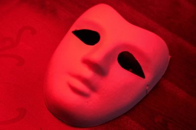 Waarom mannen nu een LED-masker op hun gezicht zetten