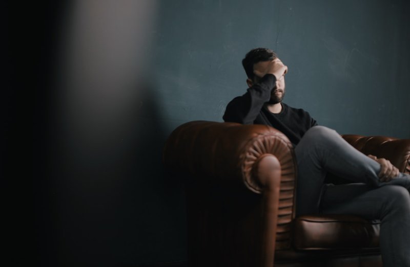 Waarom mannen hun geldstress zwijgend meedragen