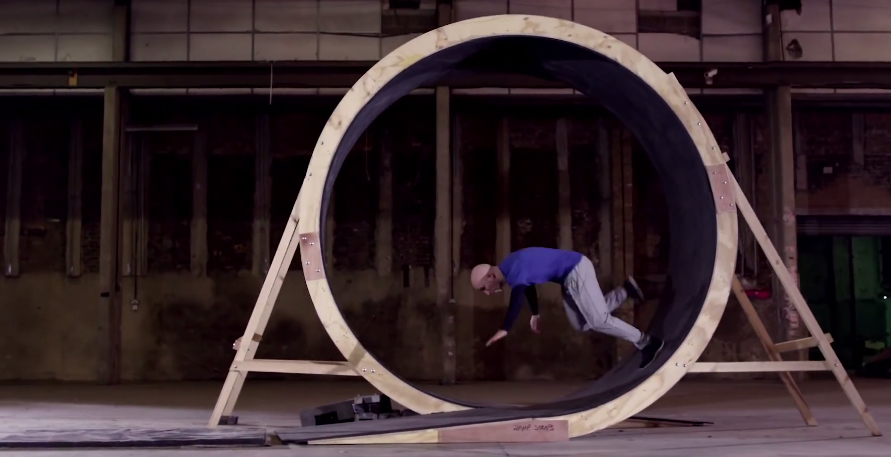 Freerunner rent als eerste man ooit door Loop-the-Loop